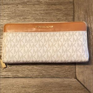 Michael Kors Jet Set Lg Multi Phone Case Vanilla
